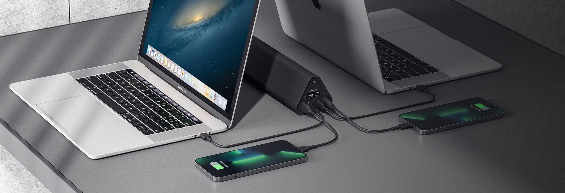 Omni 40+ powering two laptops and phones